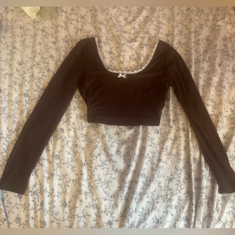 brown longsleeve crop top w/white lace and bow